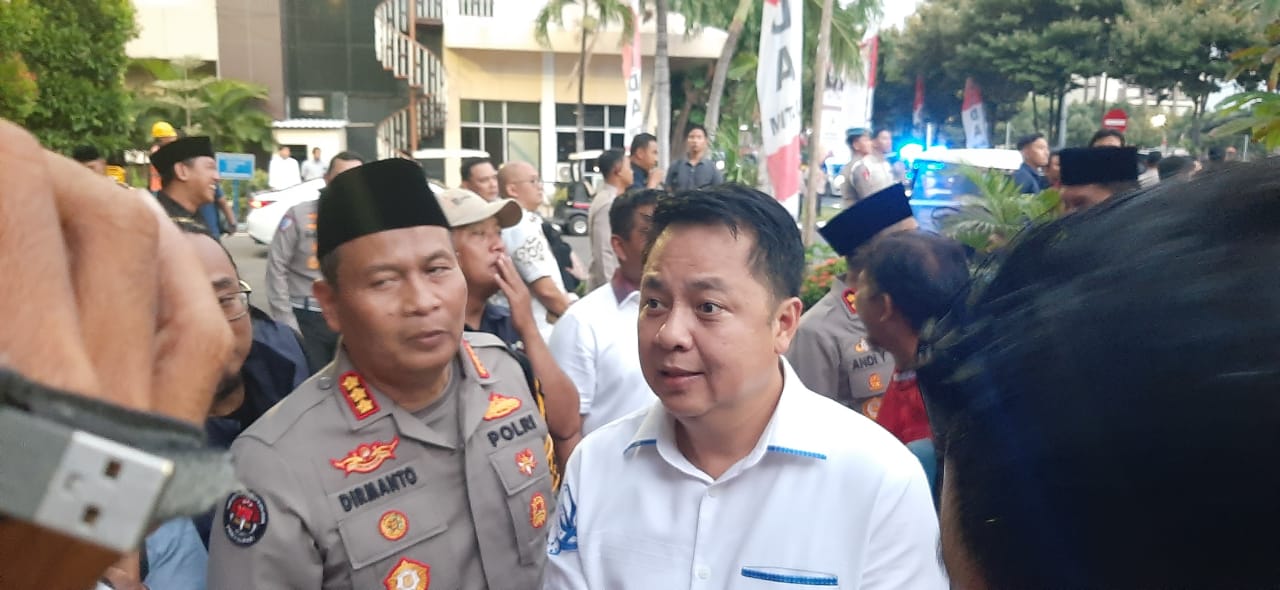 Dirreskrimum Polda Jatim Kombes Pol Farman menerangkan kasus pembacokan di Sampang. (Mahrus/Radar Surabaya)