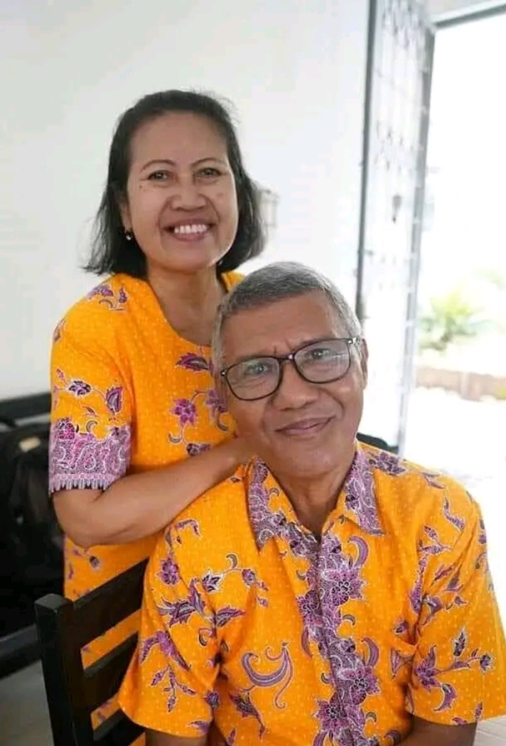 Nuel Muda bersama istri tercinta, Umi. Masih produktif dan kreatif di usia senja. (IST)
