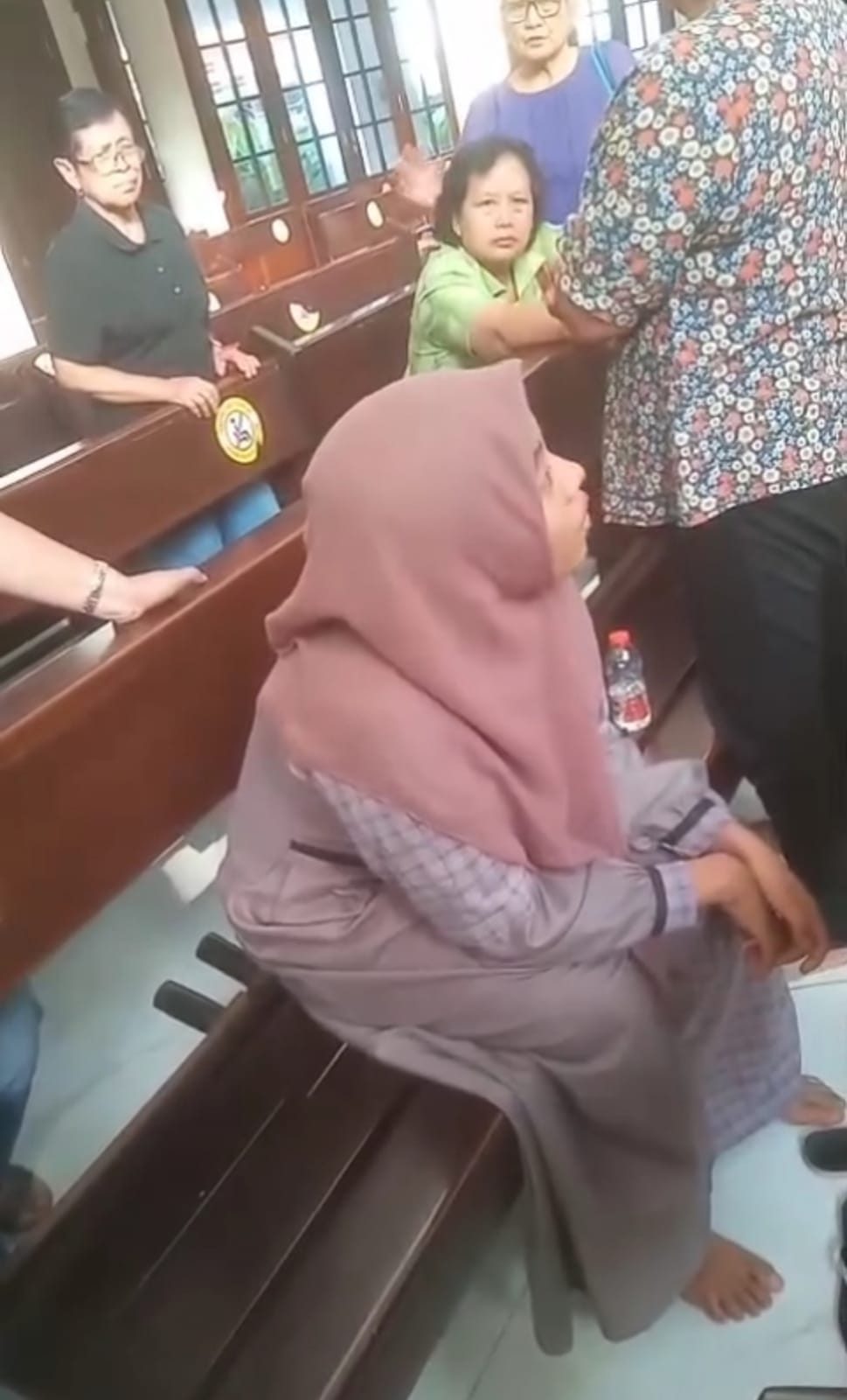 Wanita misterius menyusup ke gereja di Manukan Surabaya. (IST)