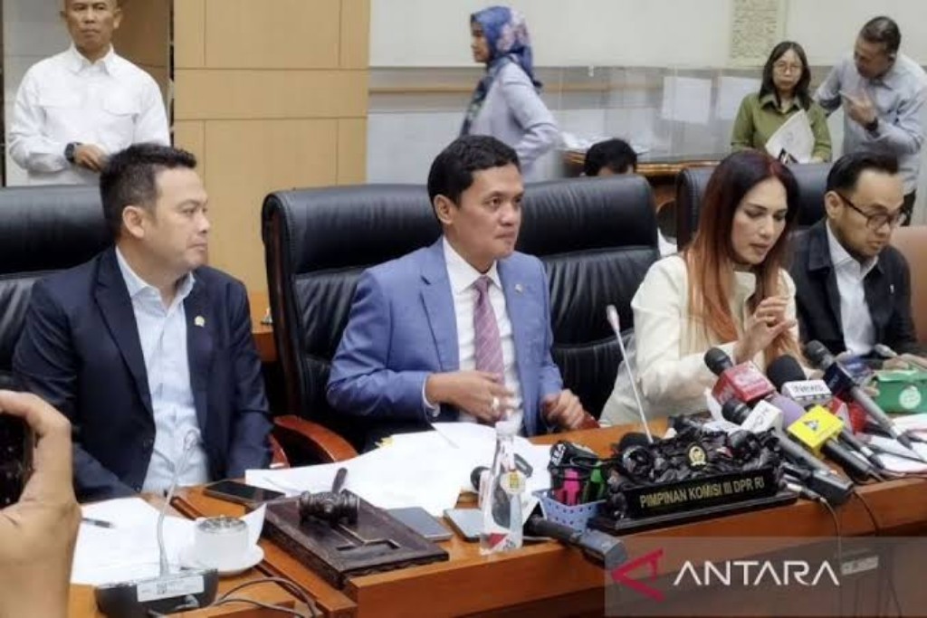 Ketua Komisi III DPR RI Habiburokhman mengumumkan hasil pemungutan suara Calon Pimpinan KPK di Kompleks Parlemen, Jakarta, Kamis (21/11/2024).