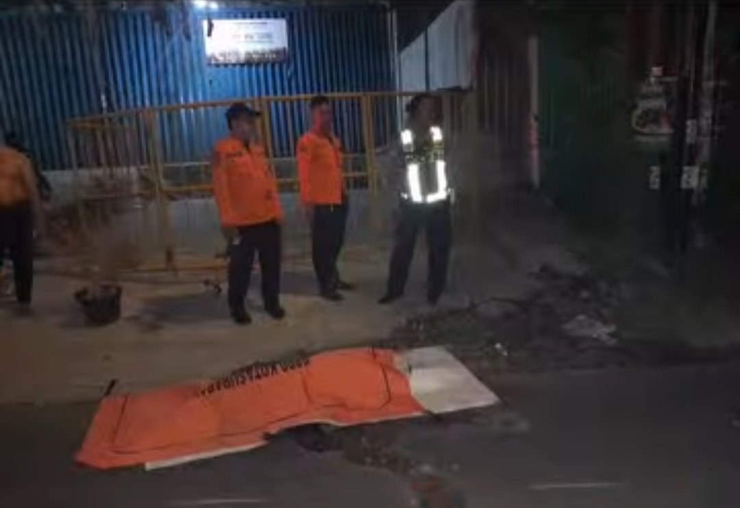 Petugas mengevakuasi mayat M Agus Setiawan untuk dibawa ke RSUD Dr Soetomo, Surabaya Minggu (24/11). (IST)