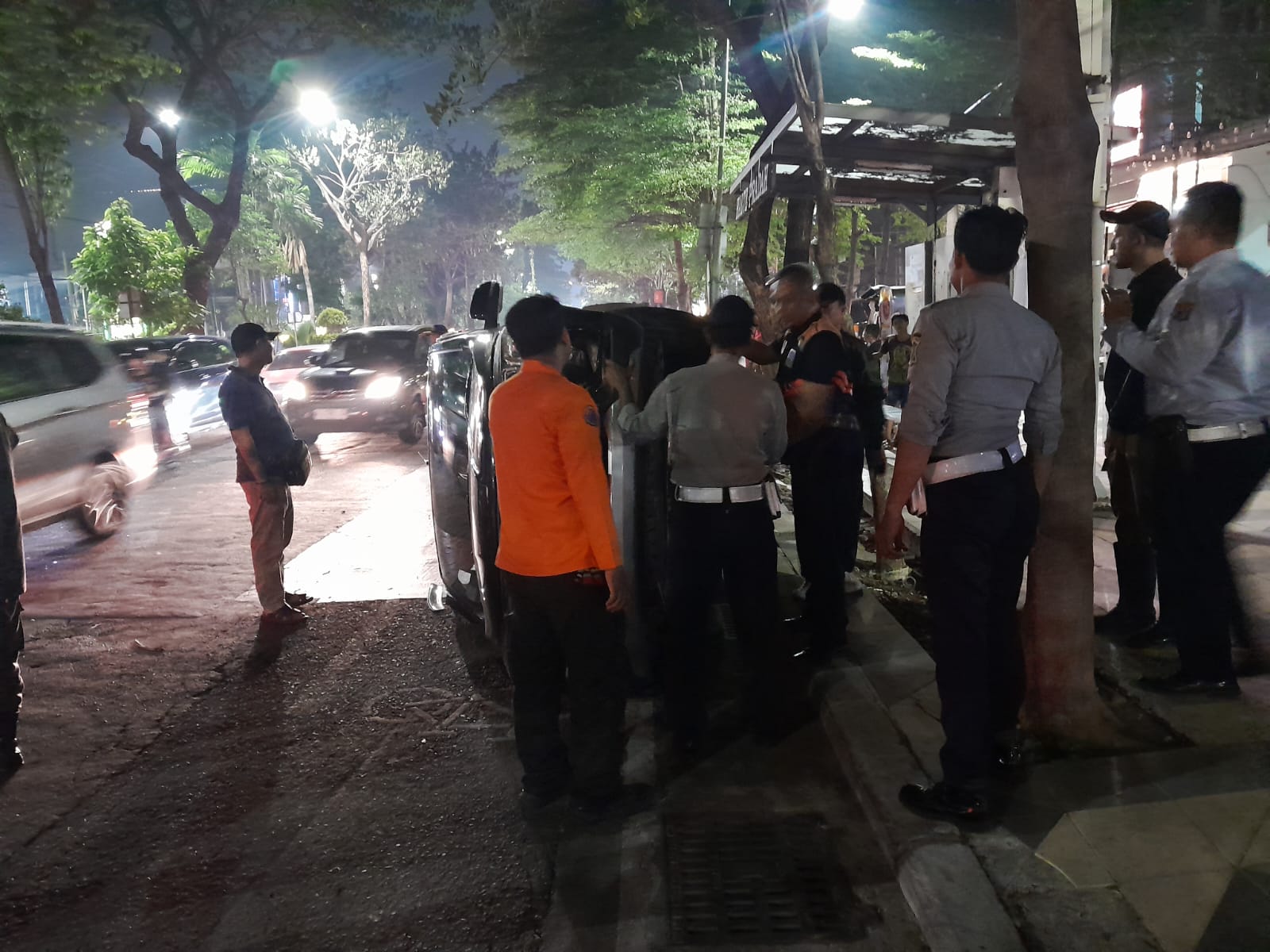 Mobil Wuling nopol L 1911 SA terbalik di Jalan HR Muhammad Surabaya. (IST)