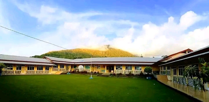 Sekolah favorit SMPK Sanctissima Trinitas dj Hokeng, Flores Timur, NTT, terdampak letusan Gunung Lewotobi Lake. (IST)