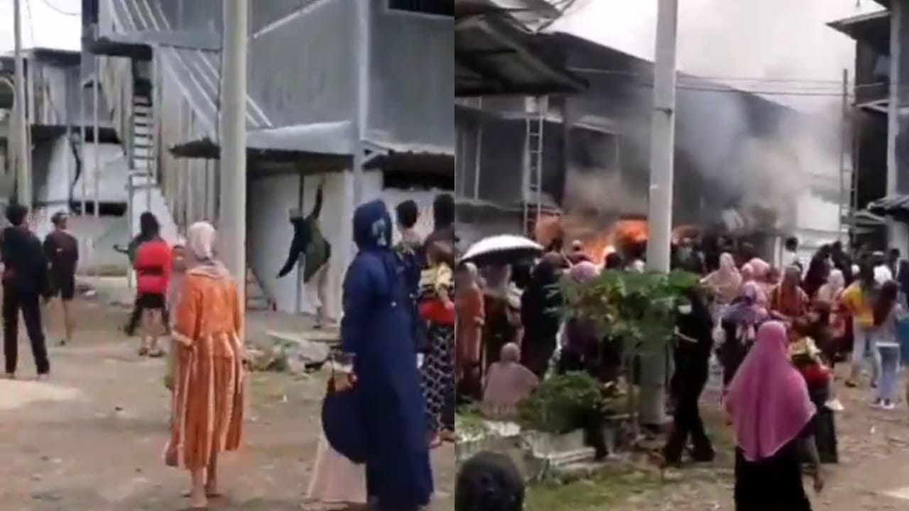 Tangkapan layar detik-detik warga merusak dan membakar peternakan ayam di Banten.