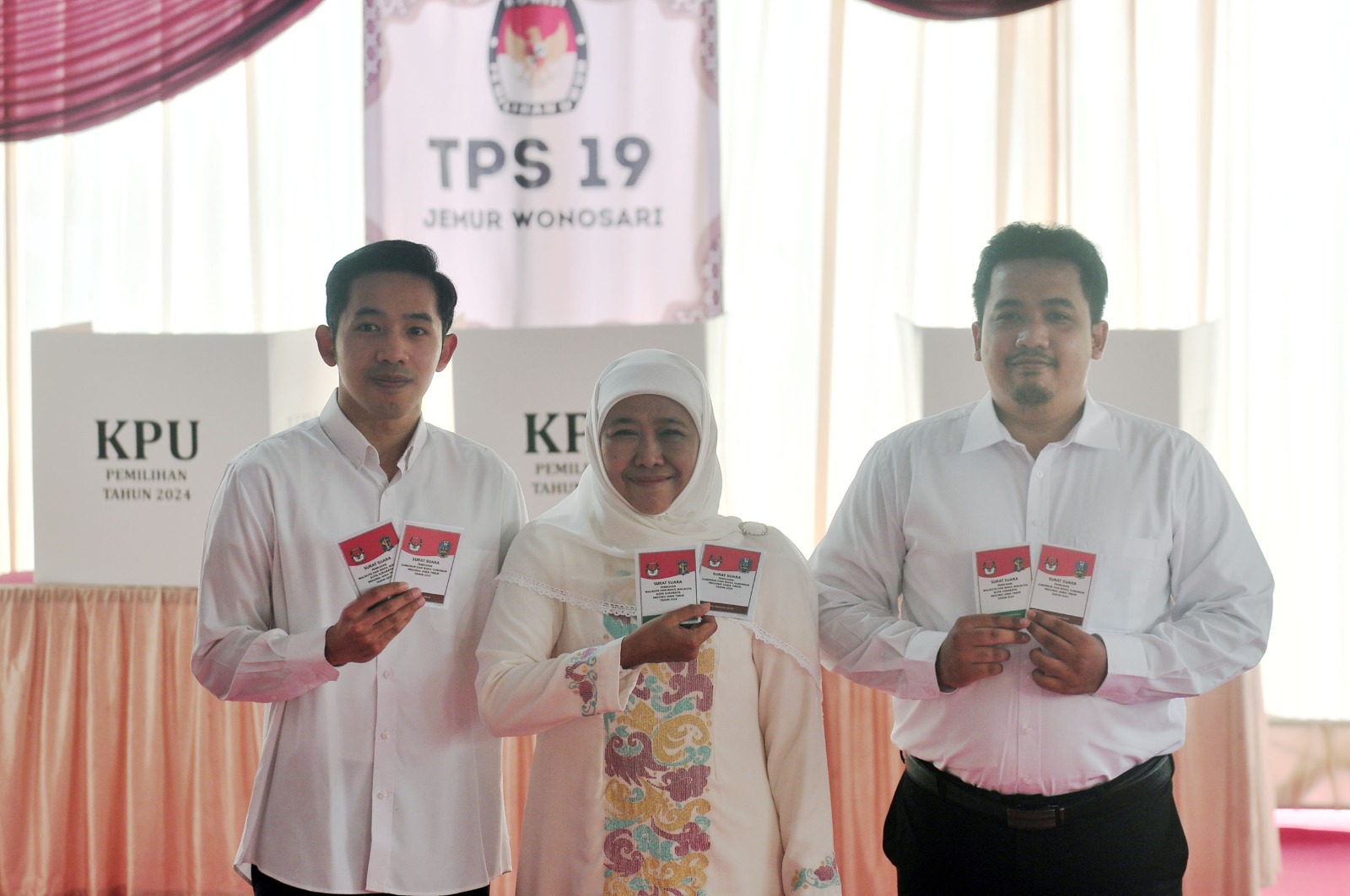 Cagub Jatim nomor urut dua, Khofifah Indar Parawansa didampingi kedua  putranya melakukan pencoblosan di TPS 019 Jemur Wonosari, Surabaya, Rabu  (27/11). (ANDY SATRIA/RADAR SURABAYA)