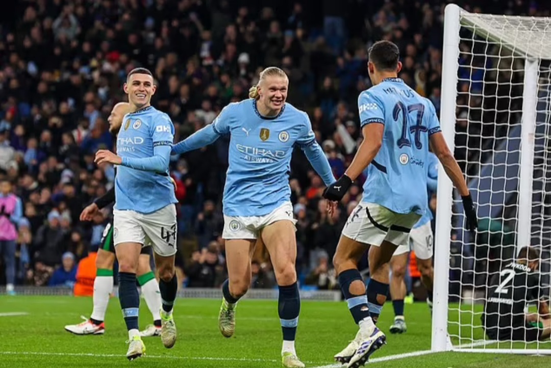 Erling Haaland kini telah mencetak 17 gol musim ini setelah mencetak dua gol melawan Feyenoord