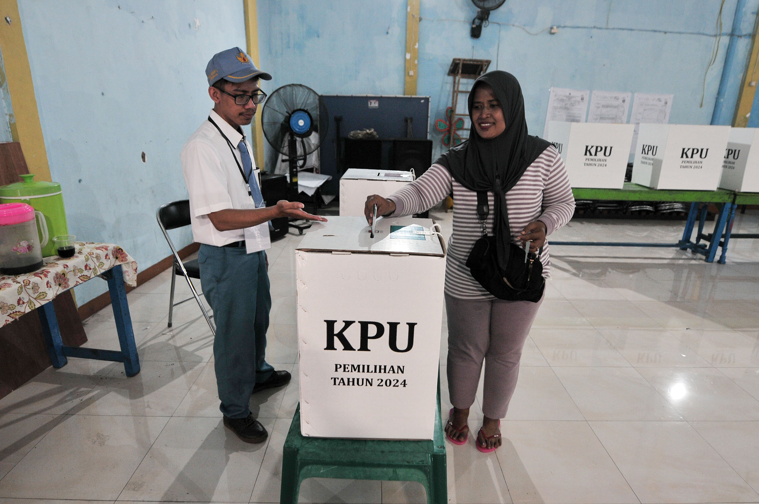 &ldquo;ANAK SEKOLAH&rdquo;: Anggota KPPS di TPS 17 Kelurahan Mojo, Surabaya, mengenakan seragam sekolah ketika bertugas dalam pemungutan suara Pilkada 2024, Rabu (27/11).