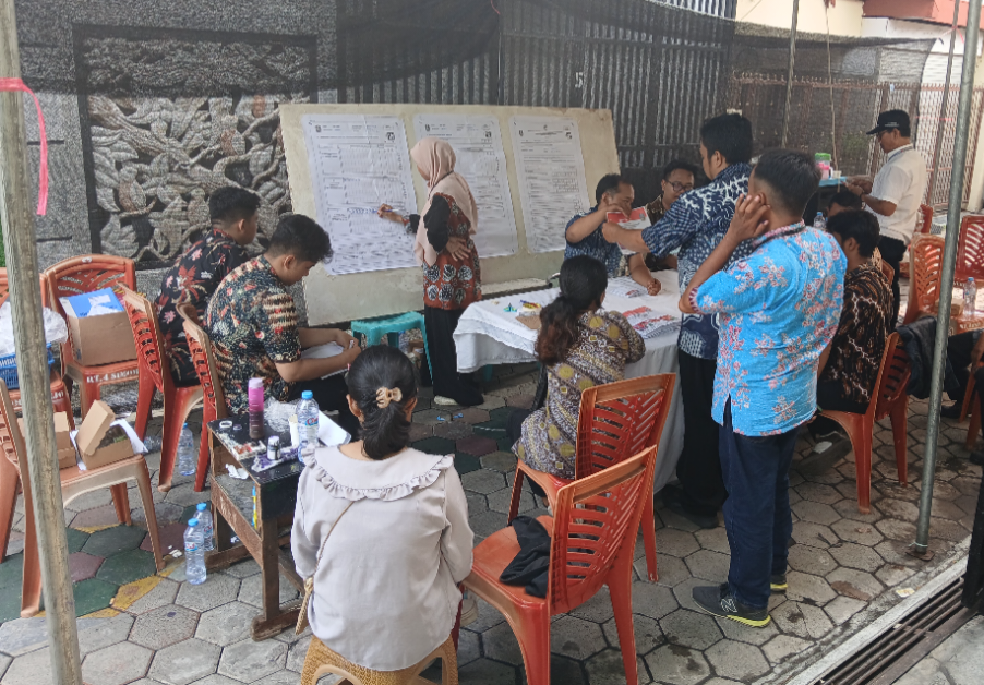 Suasana  penghitungan suara di TPS 02 Simomulyo, Sukomamunggal, Surabaya.