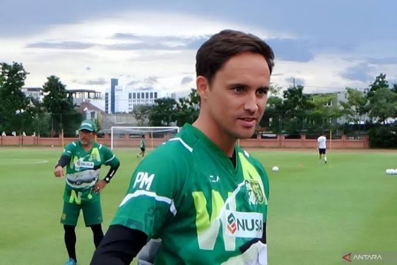 Paul Munster wajibkan pemain Persebaya tetap berlatih hari ini meski ada libur nasional Pilkada 2024 jelang hadapi Derby Suramadu lawan Madura United.