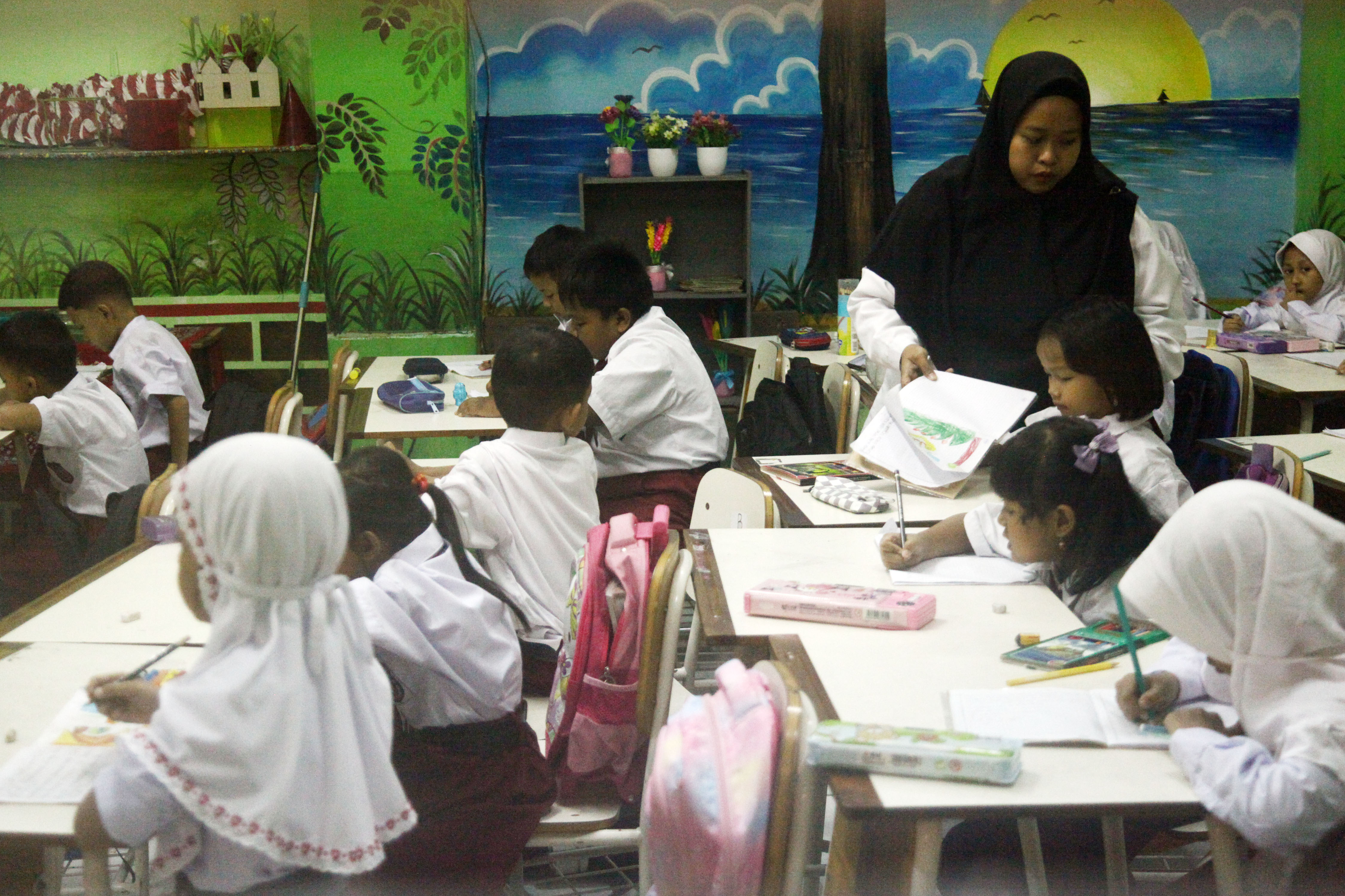 Pemerintah terus memperhatikan nasib guru di Indonesia, di peringatan Hari Guru 2024 ini gaji guru honorer dan ASN dinaikkan.