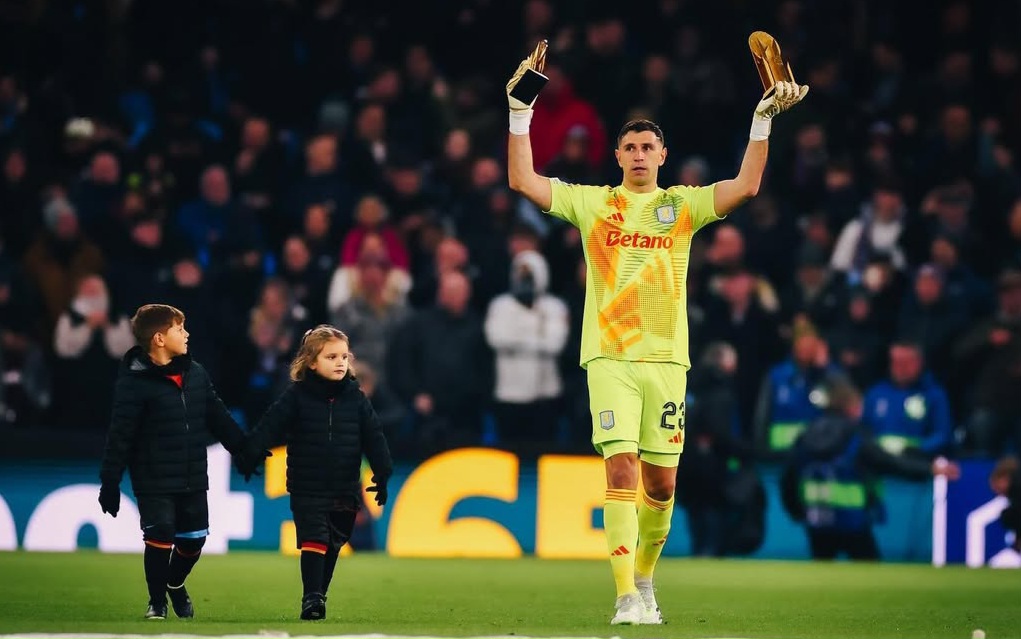 Emiliano Martinez bersama anak-anaknya memamerkan trofi penghargaan kiper terbaik yang dibuktikannya saat menghadapi Juventus.