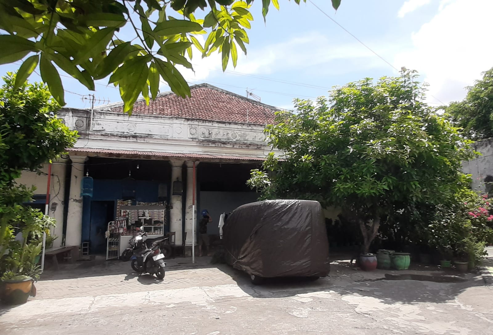 Bangunan di di Jalan Ketintang Barat V, Surabaya ini dulunya  merupakan kantor administrasi Pabrik Gula Ketintang.