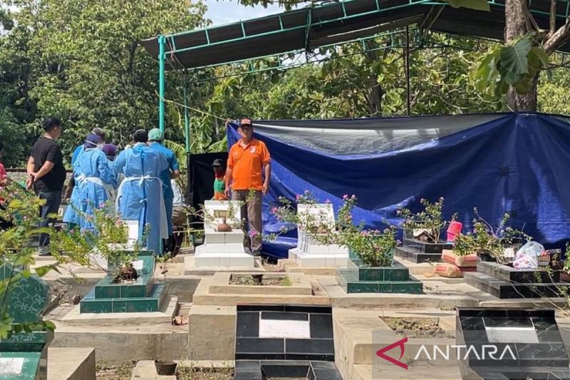 Proses ekshumasi makam terduga korban penembakan GRO (17) di TPU Bangunrejo, Desa Saradan, Kecamatan, Karangmalang, Kabupaten Sragen, Jawa Tengah, Jumat (29/11).