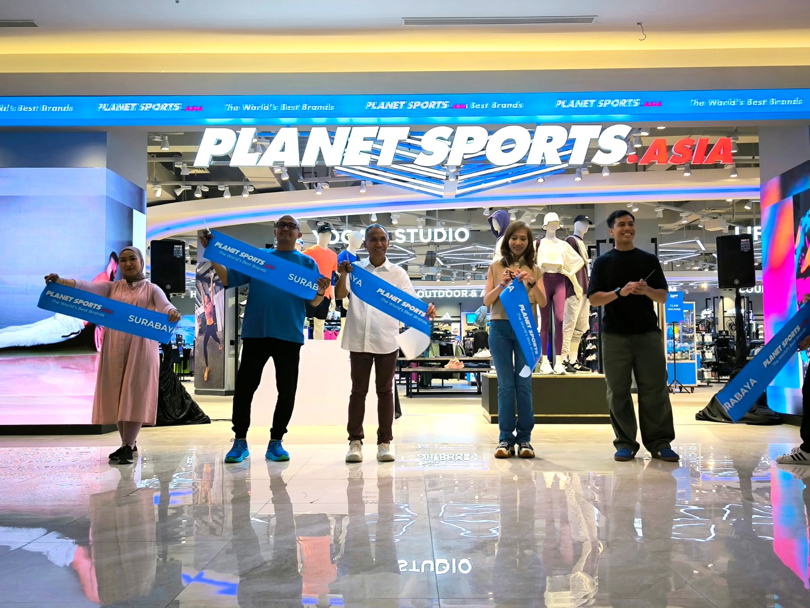 OPENING : Sutoto Yakobus (tengah) bersama Ardy Chaniago (dua dari kiri) dan Lingga Fransisca (dua dari kanan) saat opening Planet Sports di Mall Ciputra World Surabaya.
