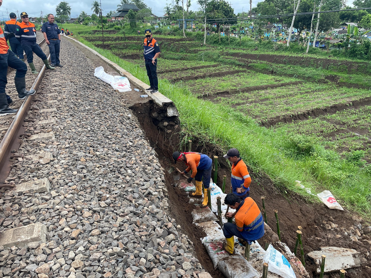 NORMALISASI JALUR: Petugas dari Daop 8 Surabaya saat melakukan normalisasi di jalur lintas Pohgajih-Kesamben yang mengalami longsor Sabtu (30/11).