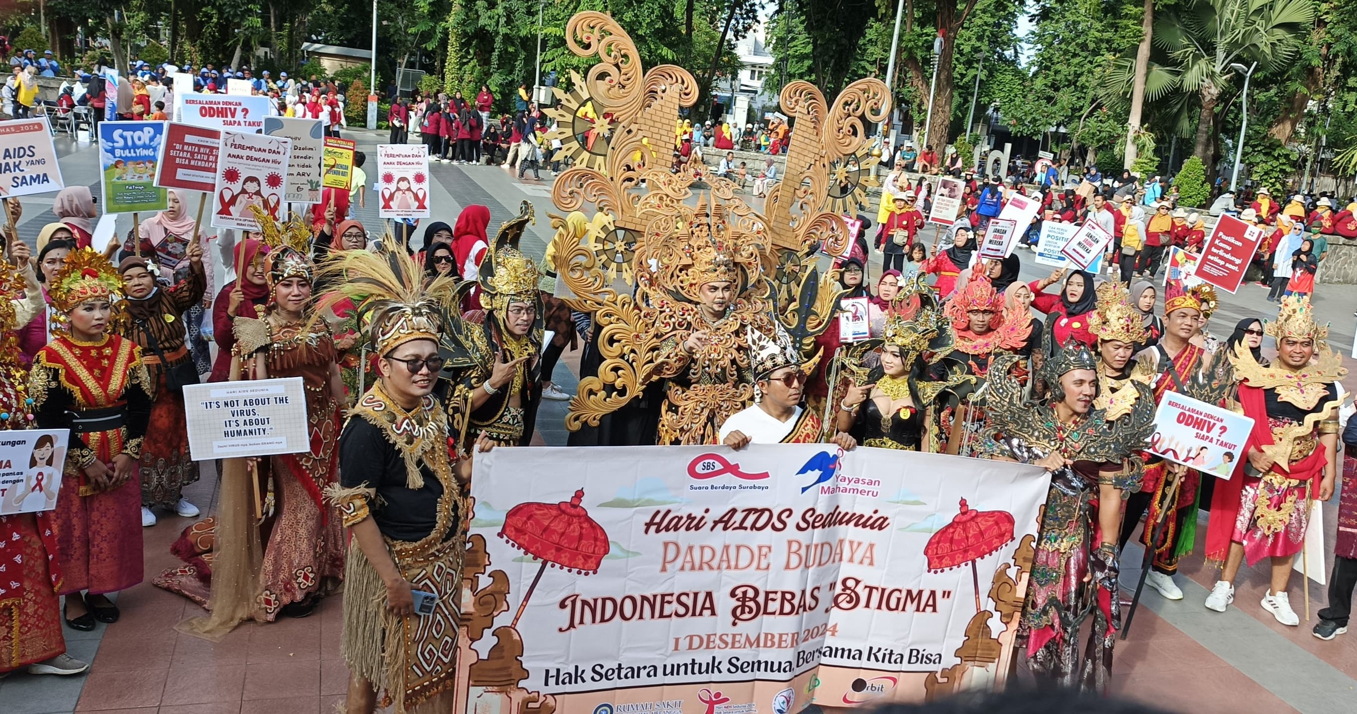 EDUKASI: Kelompok Dukungan Surabaya Suara Berdaya Surabaya menggelar longmarch peringatan Hari AIDS Sedunia di Raya Darmo Surabaya, Minggu (1/12).