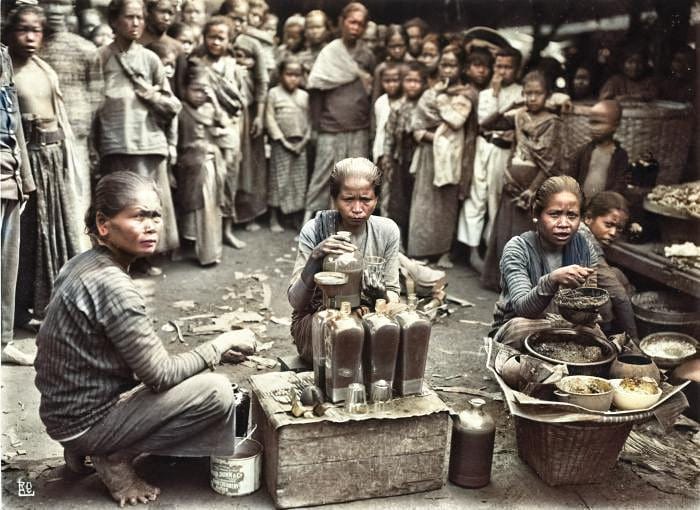 Penjual jamu gendong dulu menetap di pasar tradisional hingga akhirnya keliling kampung.
