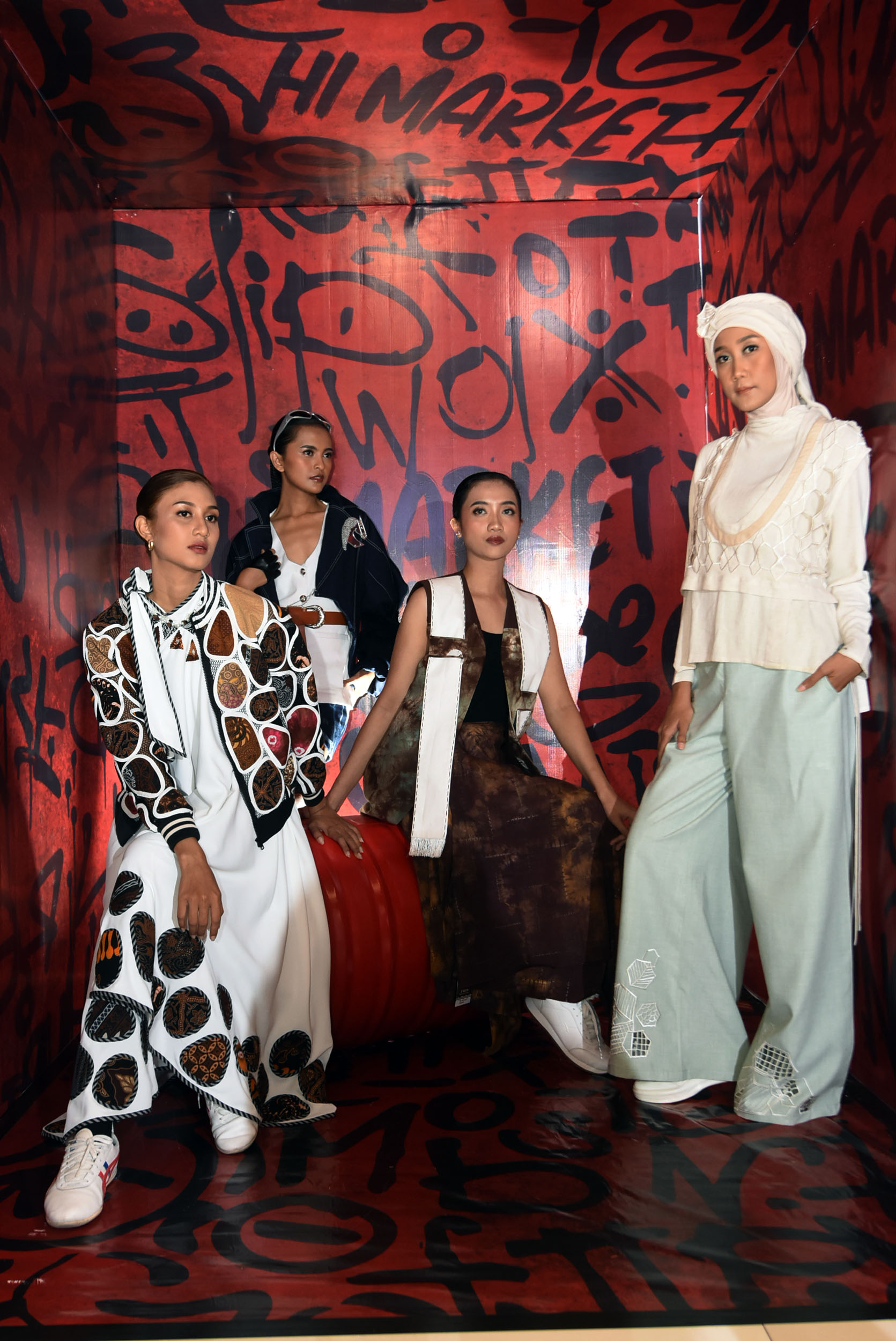 TRUNK SHOW: Sejumlah model mengenakan busana dari beberapa orang desainer, dengan mengangkat tema besar Quiet Artistry dalam Soerabaia Fashion Trend, di Ciputra World Surabaya.