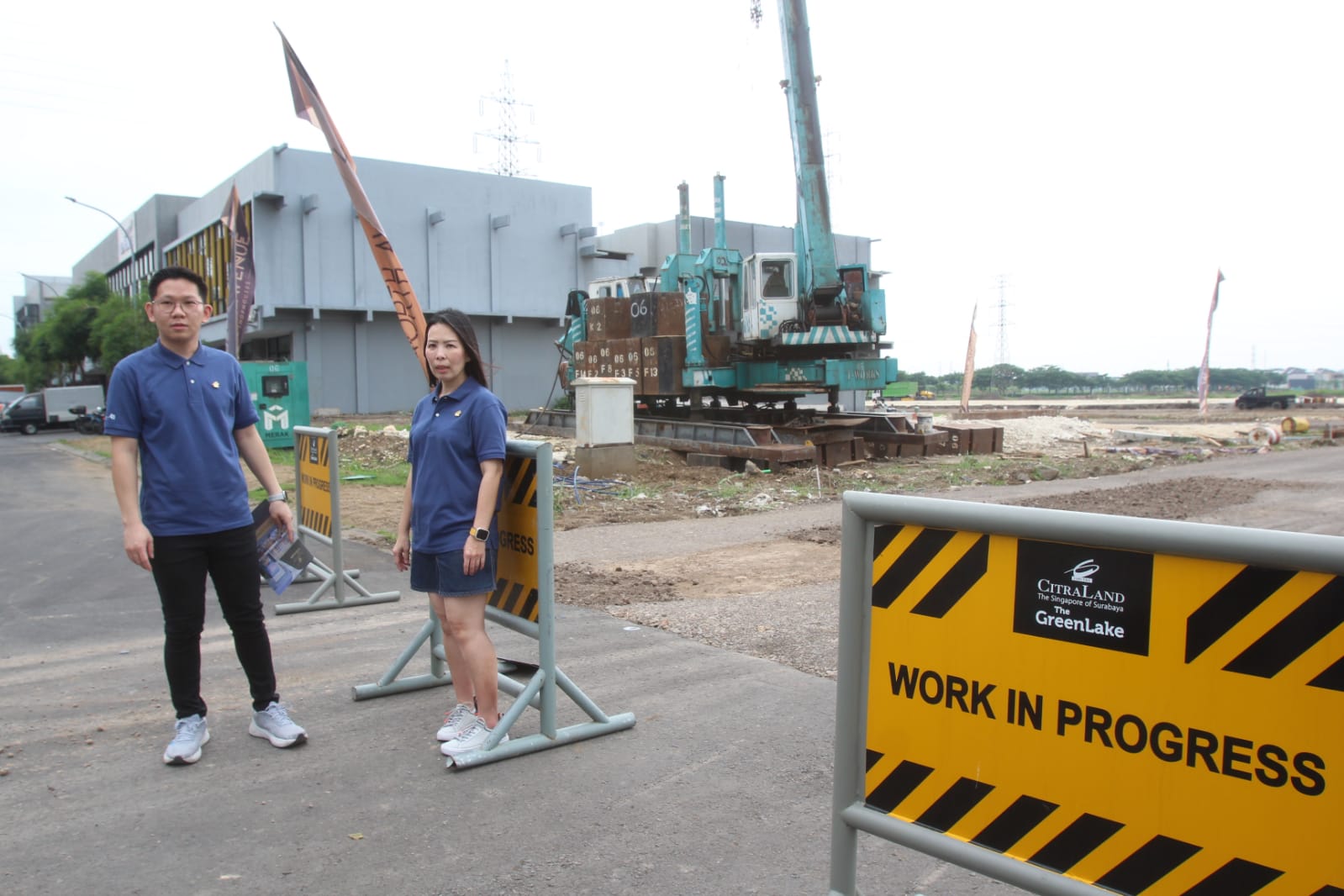 TINJAU LOKASI: Sianne Wahjoeni bersama Renovan Setio menjelaskan Ruko North Avenue Extention dipastikan akan sold out lebh cepat karena demandnya tinggi saat meninjau lokasi.
