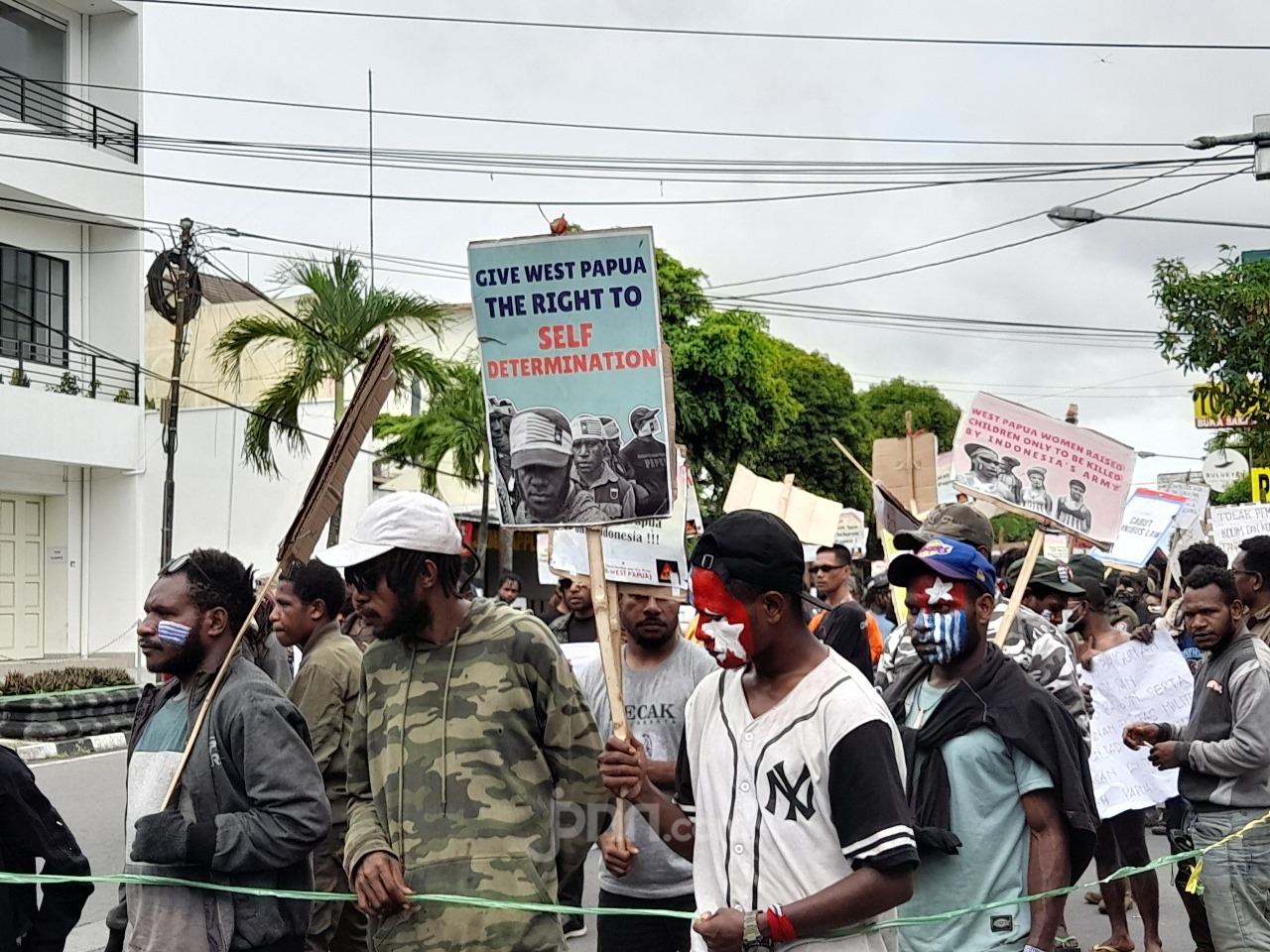 Massa Aliansi Mahasiswa Papua (AMP) yang menggelar aksi demo di jalan Kusumanegara, Yogyakarta pada hari Minggu (1/12).