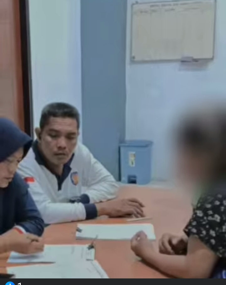 Pendataan waria yang terjaring operasi di kantor Satpol PP Surabaya. (IST)