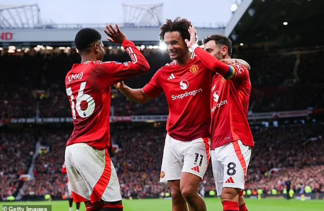 Joshua Zirkzee (tengah) mencetak gol pertamanya sejak akhir pekan pembukaan musim ini.