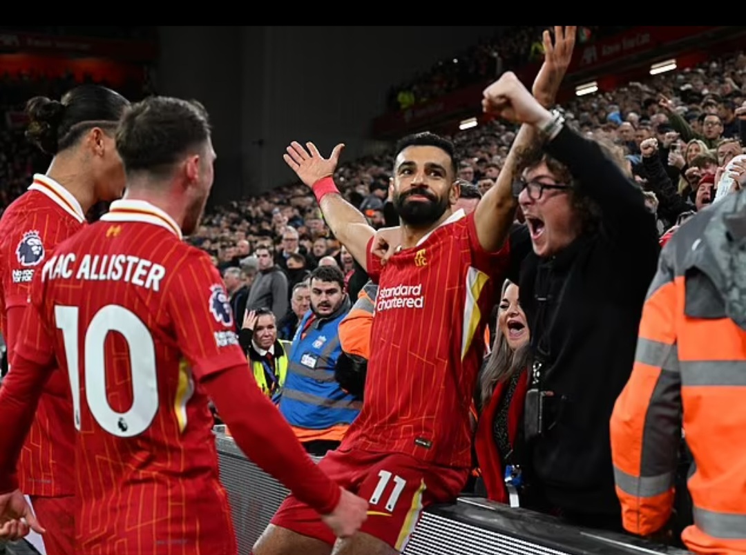 Mohamed Salah, yang kontraknya saat ini akan berakhir pada bulan Juni tahun depan, merayakan kemenangannya bersama para penggemar Liverpool.