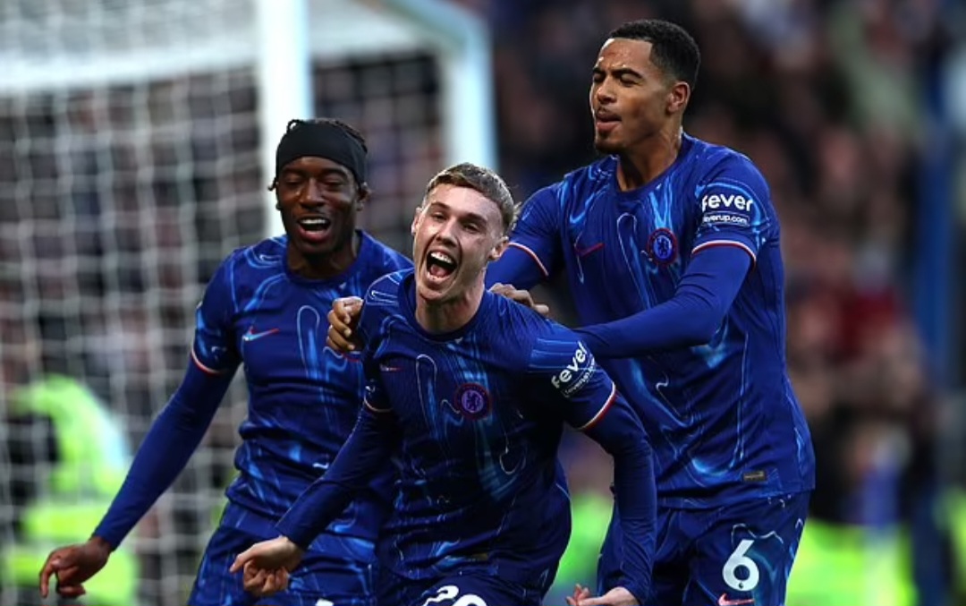 Cole Palmer kembali mencetak gol saat Chelsea mengalahkan Aston Villa dan naik ke posisi ketiga di Liga Primer Inggris.