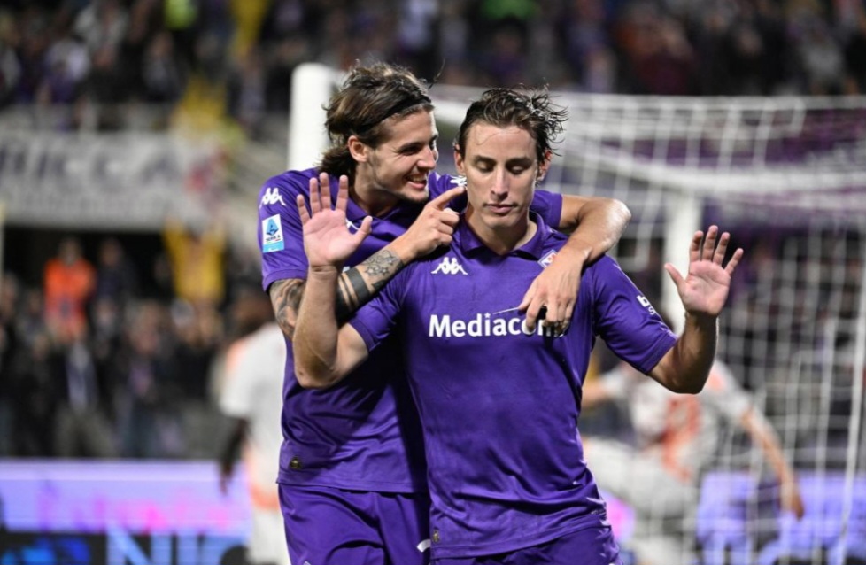 Edoardo Bove ketika mencetak gol saat Fiorentina menghadapi AS Roma, September lalu.