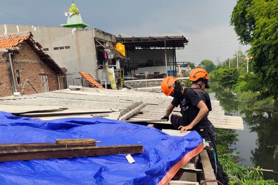 Tim dari Pemkot Surabaya hingga Pemprov Jatim melakukan perbaikan rumah warga yang terdampak puting beliung di kawasan Mulyorejo dan Manyar Sabrangan.