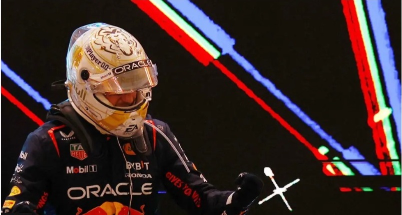 Max Verstappen kembali menunjukkan dominasinya dengan memenangkan GP Qatar yang berlangsung dramatis, Minggu (1/12).  (BBC)