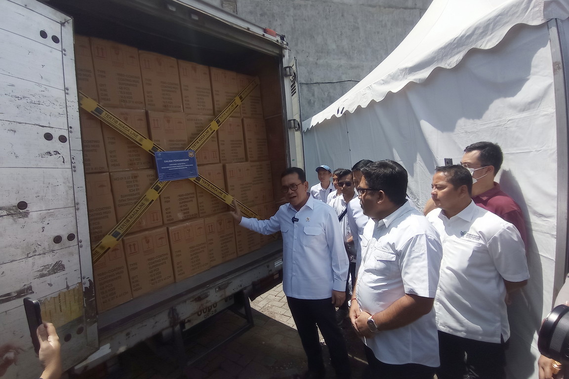 Menteri Perdagangan RI Budi Santoso menunjukkan produk impor ilegal dari Tiongkok yang disita di Surabaya. (Suryanto/Radar Surabaya)