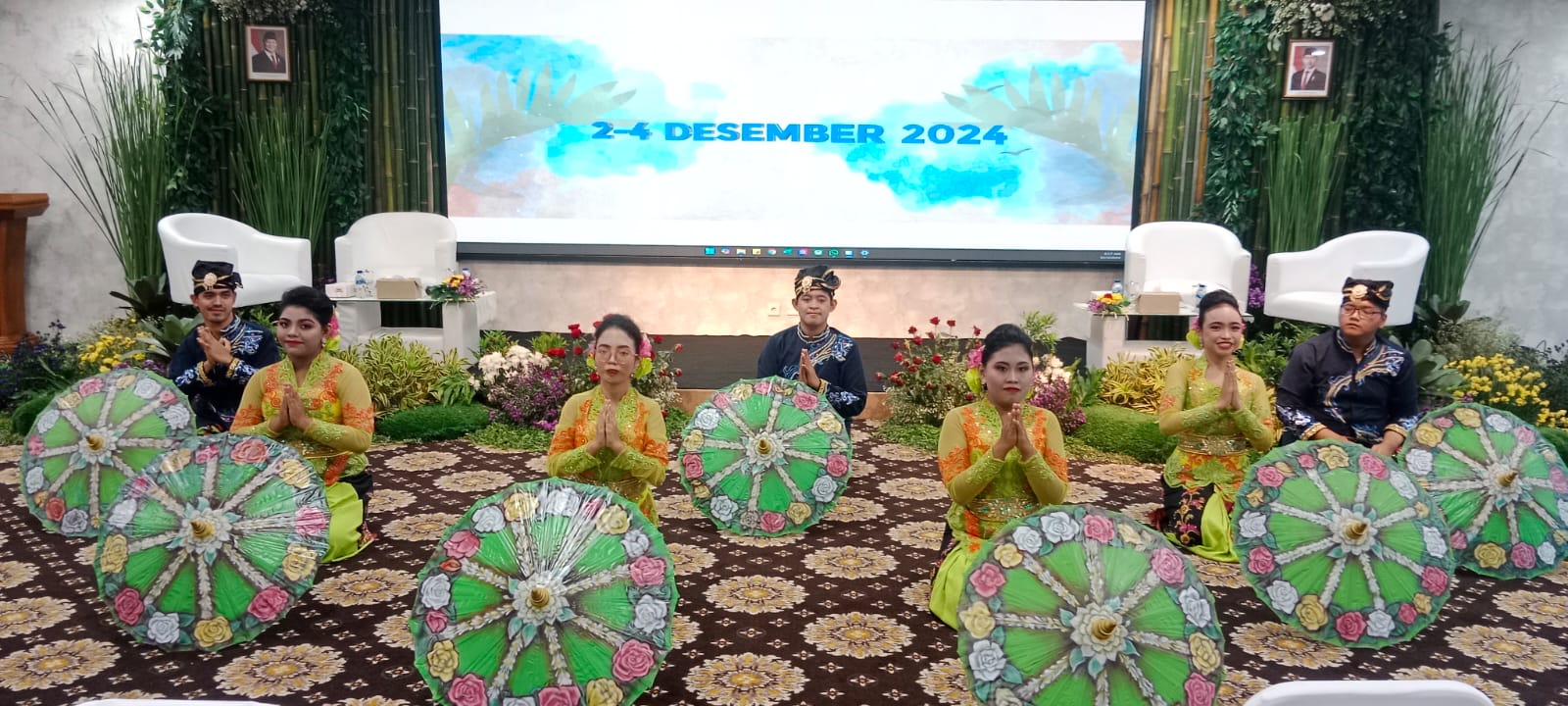 Anak-anak disabilitas dari Sanggar MJE Surabaya menyajikan Tarian Payung Silih Asih di depan peserta seminar nasional di Surabaya. (IST)