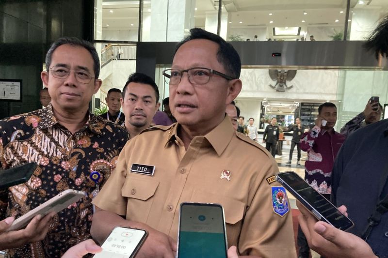 Mendagri) Tito Karnavian menjawab pertanyaan wartawan saat ditemui di kantor Kementerian Keuangan di Jakarta, Selasa (24/9/2024).