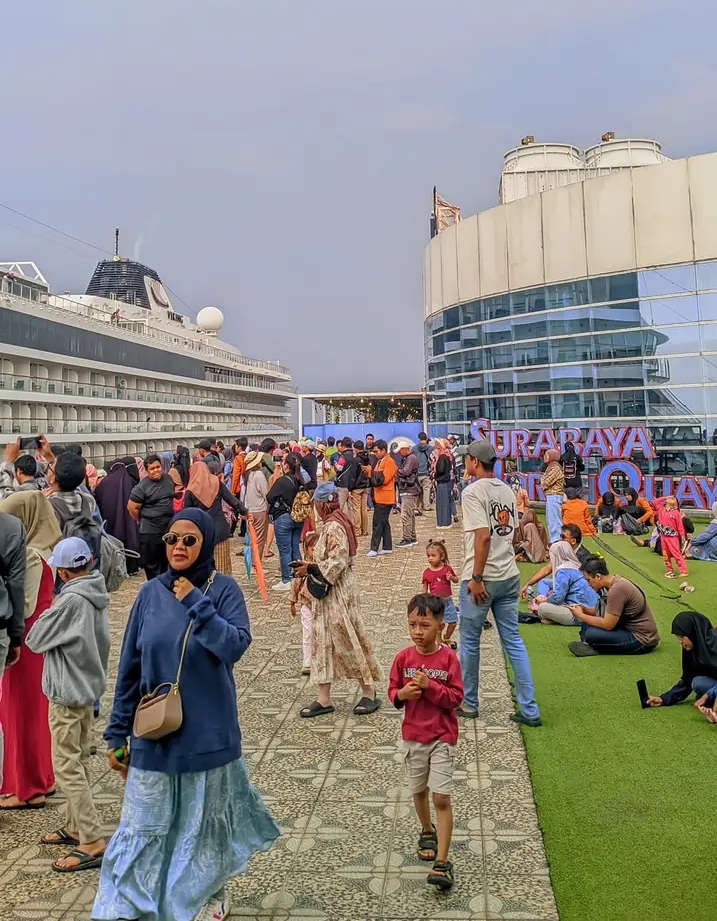 Ratusan warga menyaksikan kapal pesiar yang sandar di Pelabuhan Tanjung Perak, Surabaya. (IST)