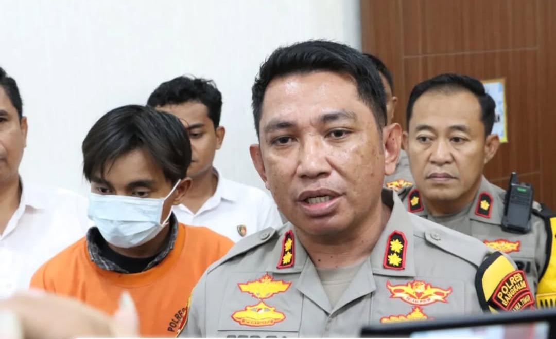 Kapolres Bangkalan AKBP Isman Febri Jaya saat menginterogasi MMA (baju tahanan oranye), pelaku pembunuhan sadis terhadap pacarnya, Senin (2/12).