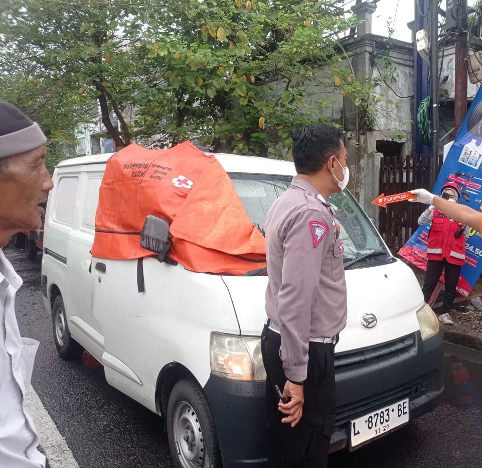 Korban pengemudi mobil saat dievakuasi petugas. Korban ditemukan meninggal dunia di Jalan Manyar, Surabaya. (IST)