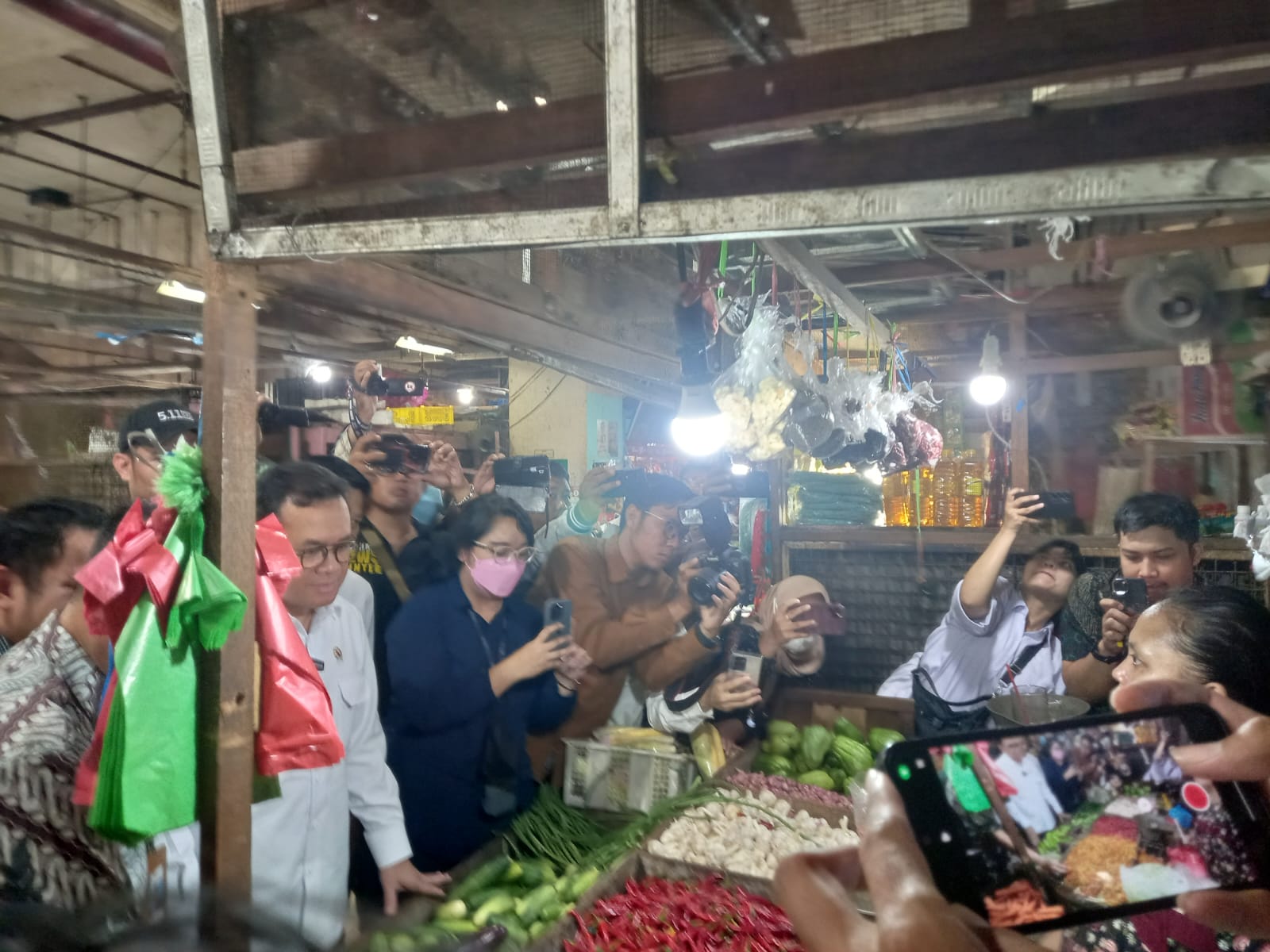 Menteri Perdagangan Budi Santoso saat sidak harga bahan pokok di Pasar Tambahrejo, Surabaya, Selasa (3/11).
