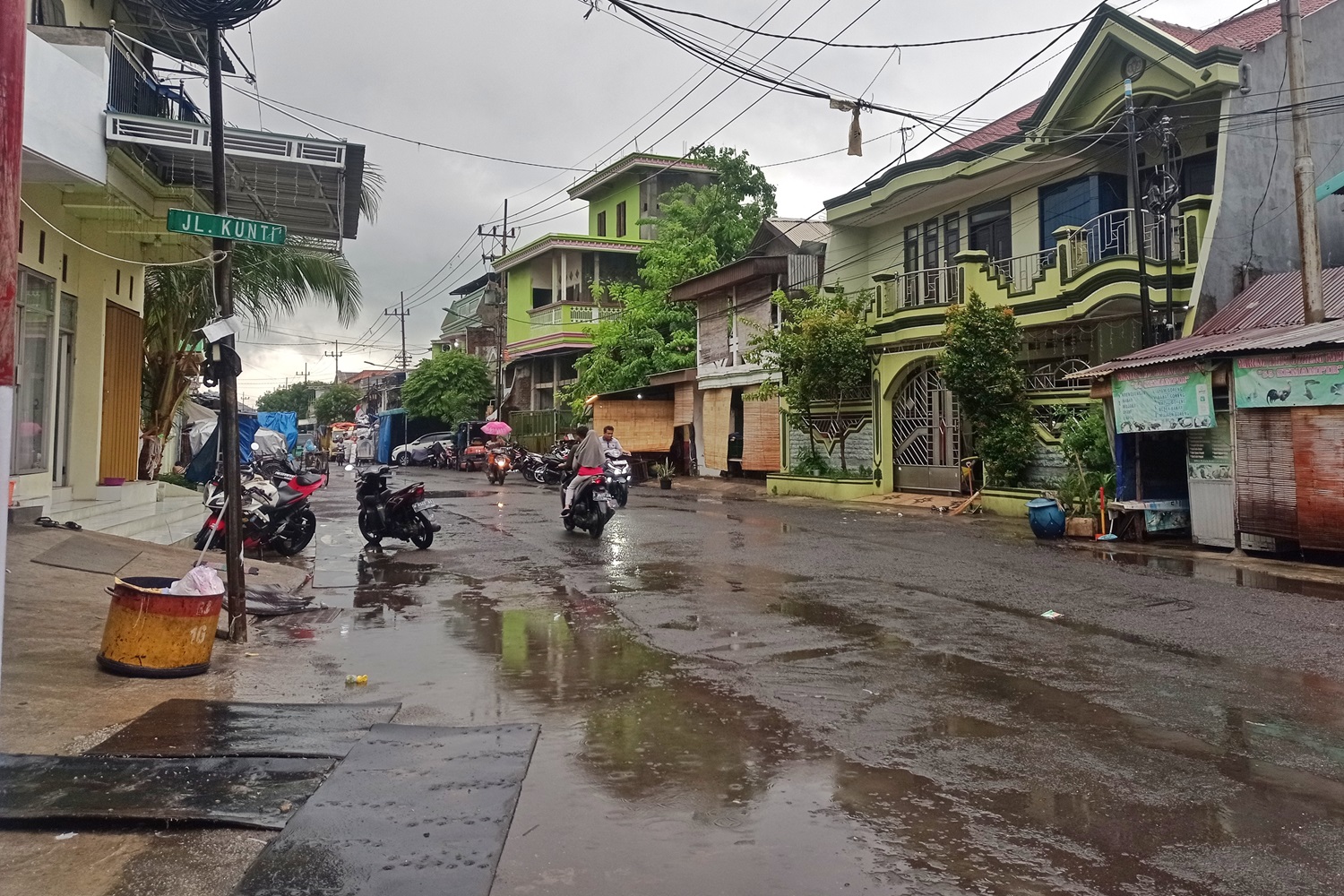 BANYAK PENGEDAR DIAMANKAN: Suasana Jalan Kunti Surabaya yang kini dikenal sebagai kampung narkoba.