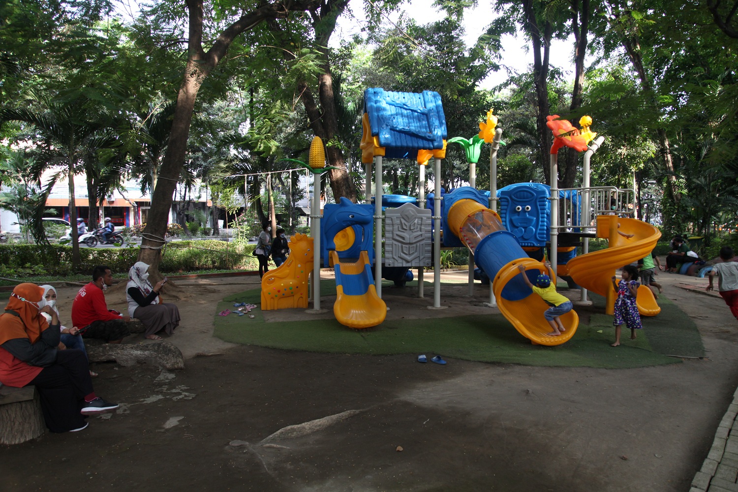 Surabaya memiliki 38 taman aktif yang telah dilengkapi dengan perabot bermain anak.