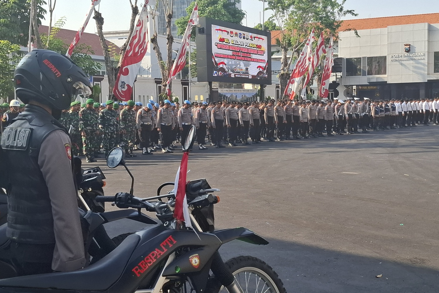 PERLU TES PSIKOLOGI BERKALA: Ilustrasi anggota polisi yang sedang melakukan apel.