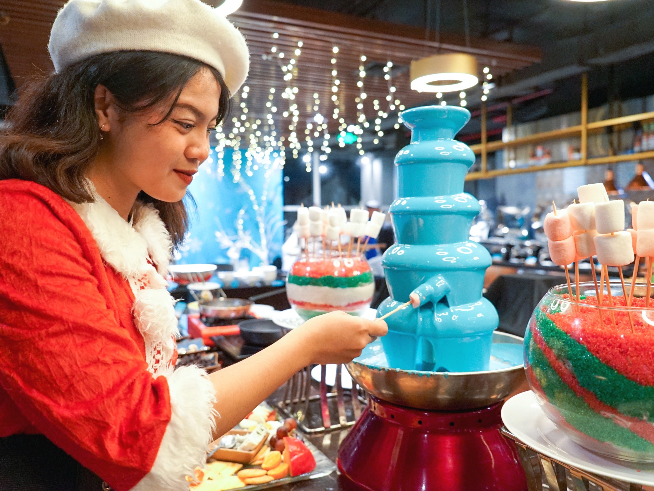 MENARIK: Restoran di hotel di kawasan Darmo ini kental dengan nuansa Natal ala Pegunungan Alpen.