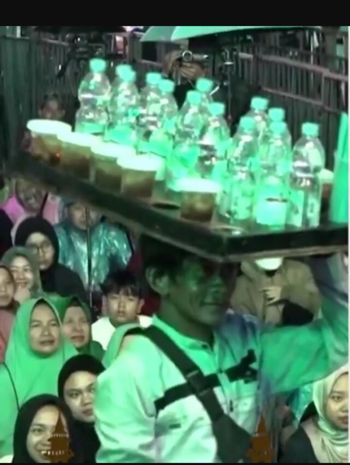 Sunhaji penjual es teh yang viral di media sosial gegara dijadikan bahan candaan Gus Miftah saat ceramah di Magelang. (IST)