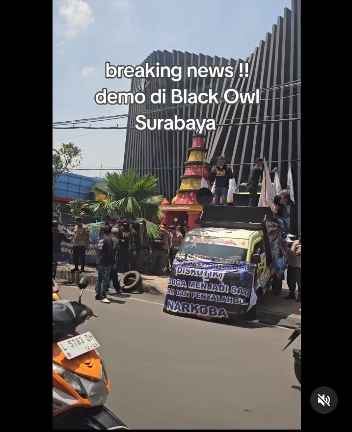 Unjuk rasa sekelompok massa meminta tempat hiburan malam di Surabaya ditutup. (IST)