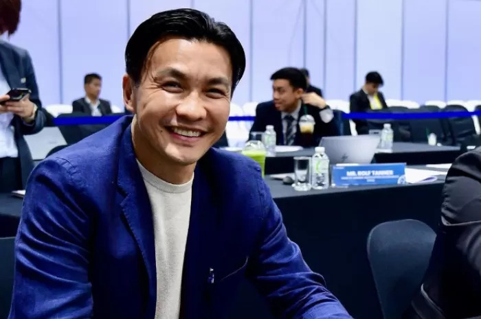 Mantan kiper idola Persib Bandung, Sinthaweechai Hathairattanakool alias Kosin, kini menjadi pelatih klub Liga 2 Thailand, Chonburi FC.
