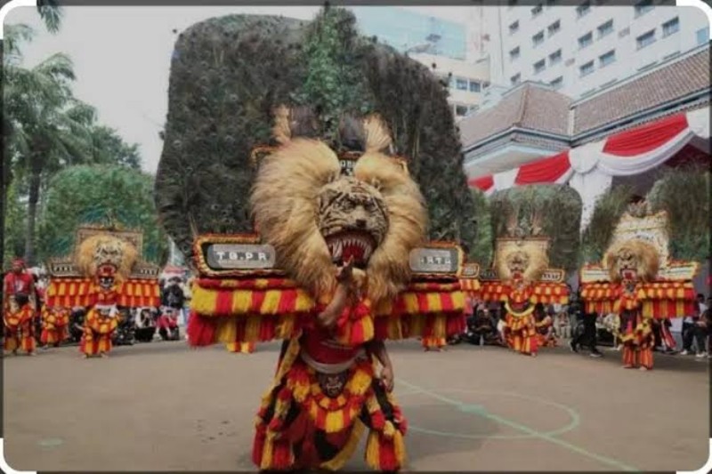 Kesenian rakyat Reog Ponorogo ditetapkan oleh UNESCO sebagai warisan budaya takbenda.