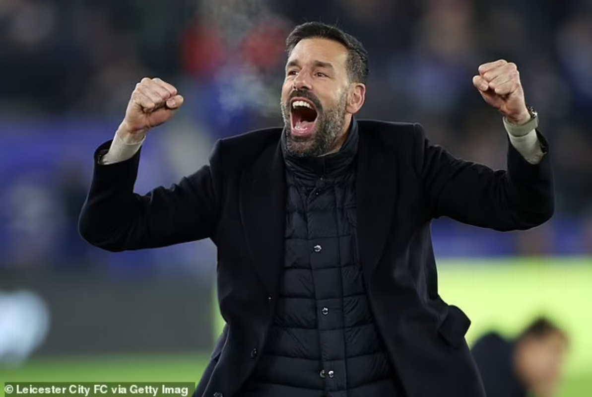 Selebrasi Ruud Van Nistelrooy usai bawa Leicester City kalahkan West Ham United di debutnya sebagai manajer Leicester City.