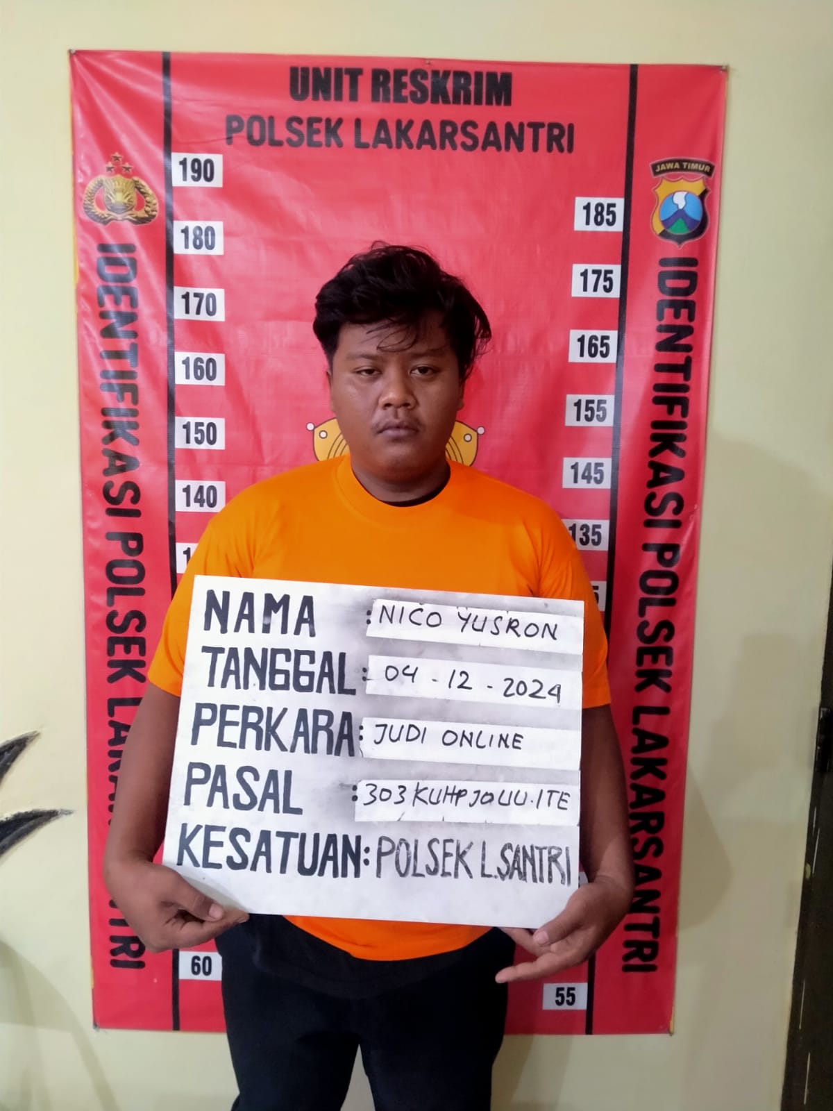 Nico Yusron diamankan di Mapolsek Lakarsantri berikut barang bukti. (IST)