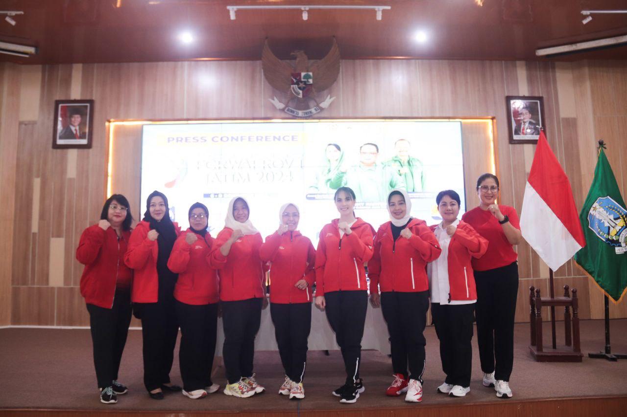 Ketua Perwosi Jatim Arumi Bachsin bersama pengurus lain siap menyelenggarakan Perwoprov pertama kali di Indonesia. (ANDY SATRIA/RADAR SURABAYA)