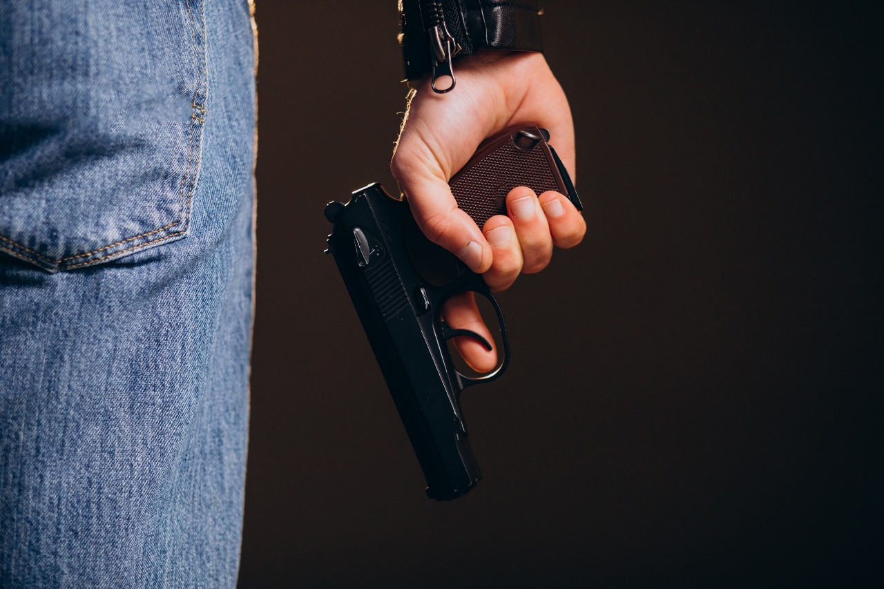 Ilustrasi polisi tembak mati warga Lampung di depan anak dan istri.
